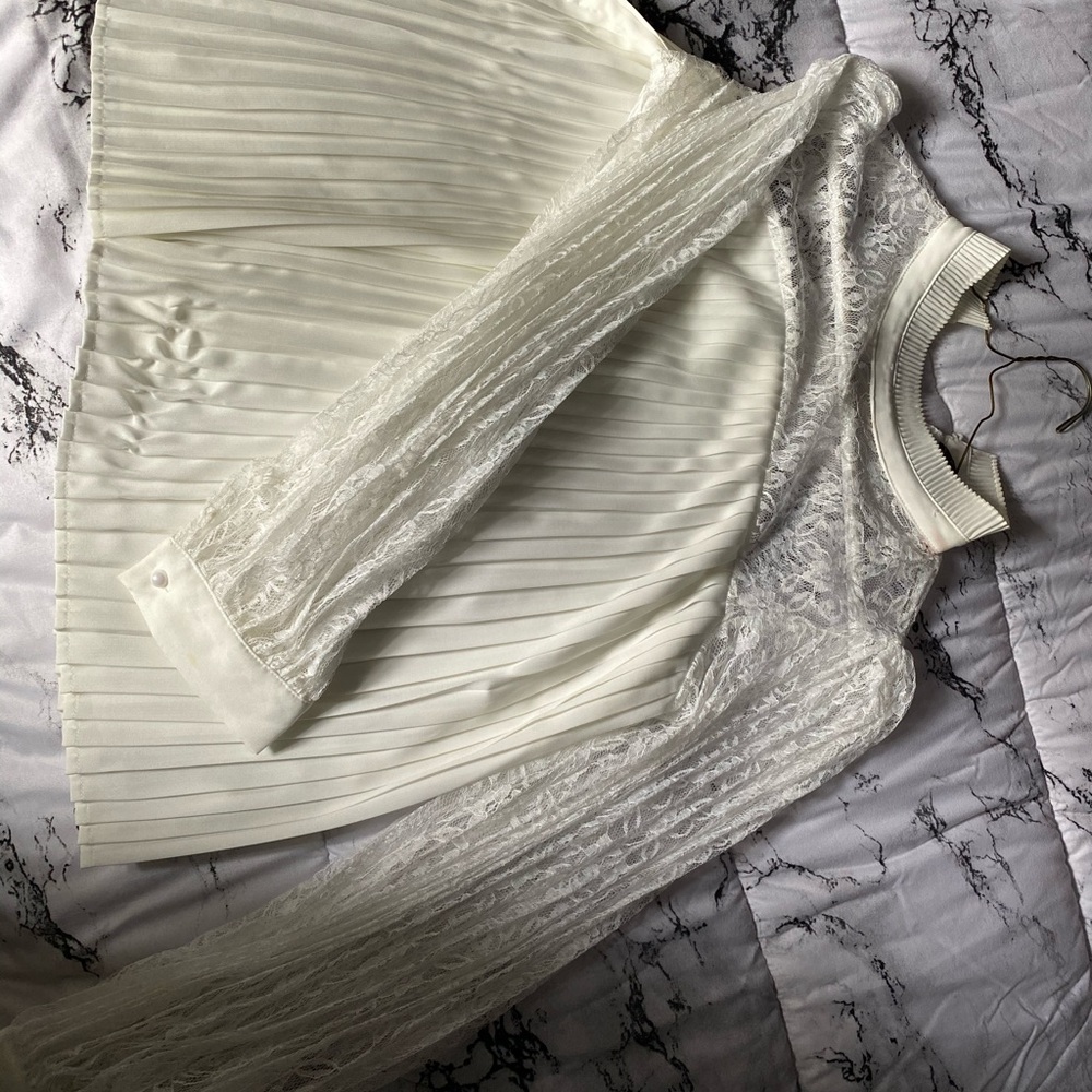 GRACIA WHITE LACE PLEATED BLOUSE - Picture 2 of 3